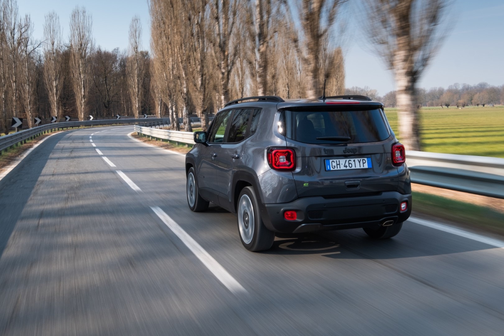 Vista dinámica del Jeep Renegade Híbrido, destacando su diseño robusto.