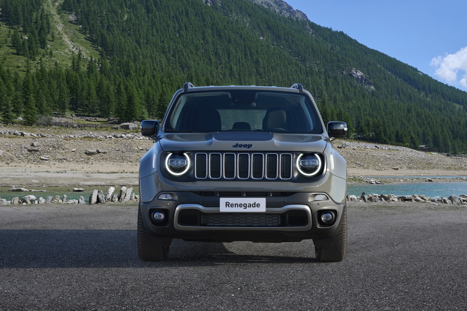 Imponente vista frontal del Jeep Renegade Híbrido con un paisaje montañoso de fondo.