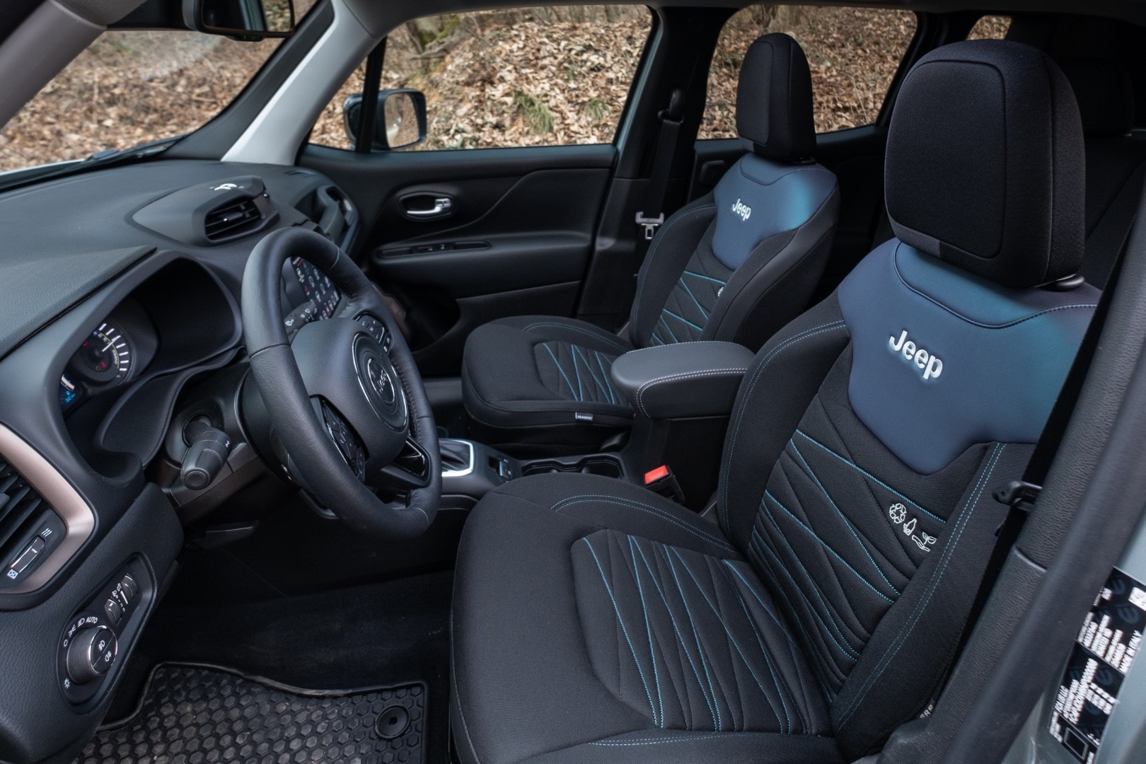 Interior del Jeep Renegade Híbrido con asientos específicos e insignias.