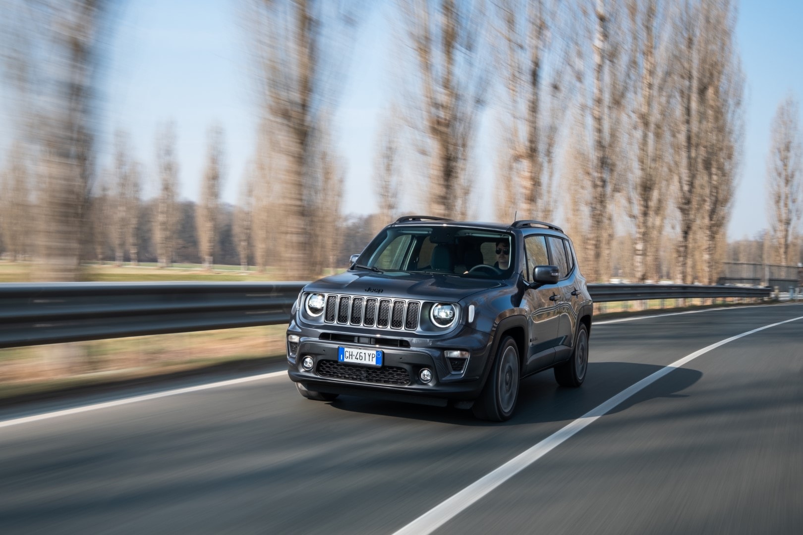Jeep Renegade Híbrido en acción, mostrando su perfil mientras circula.
