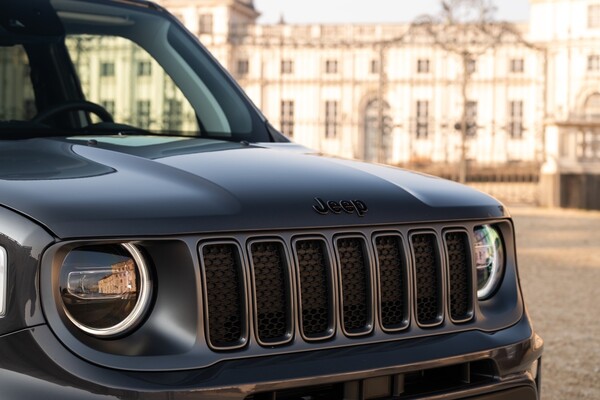 Detalle de la icónica parrilla frontal de Jeep en el modelo Renegade Híbrido. Detalle de la icónica parrilla frontal de Jeep en el modelo Renegade Híbrido.