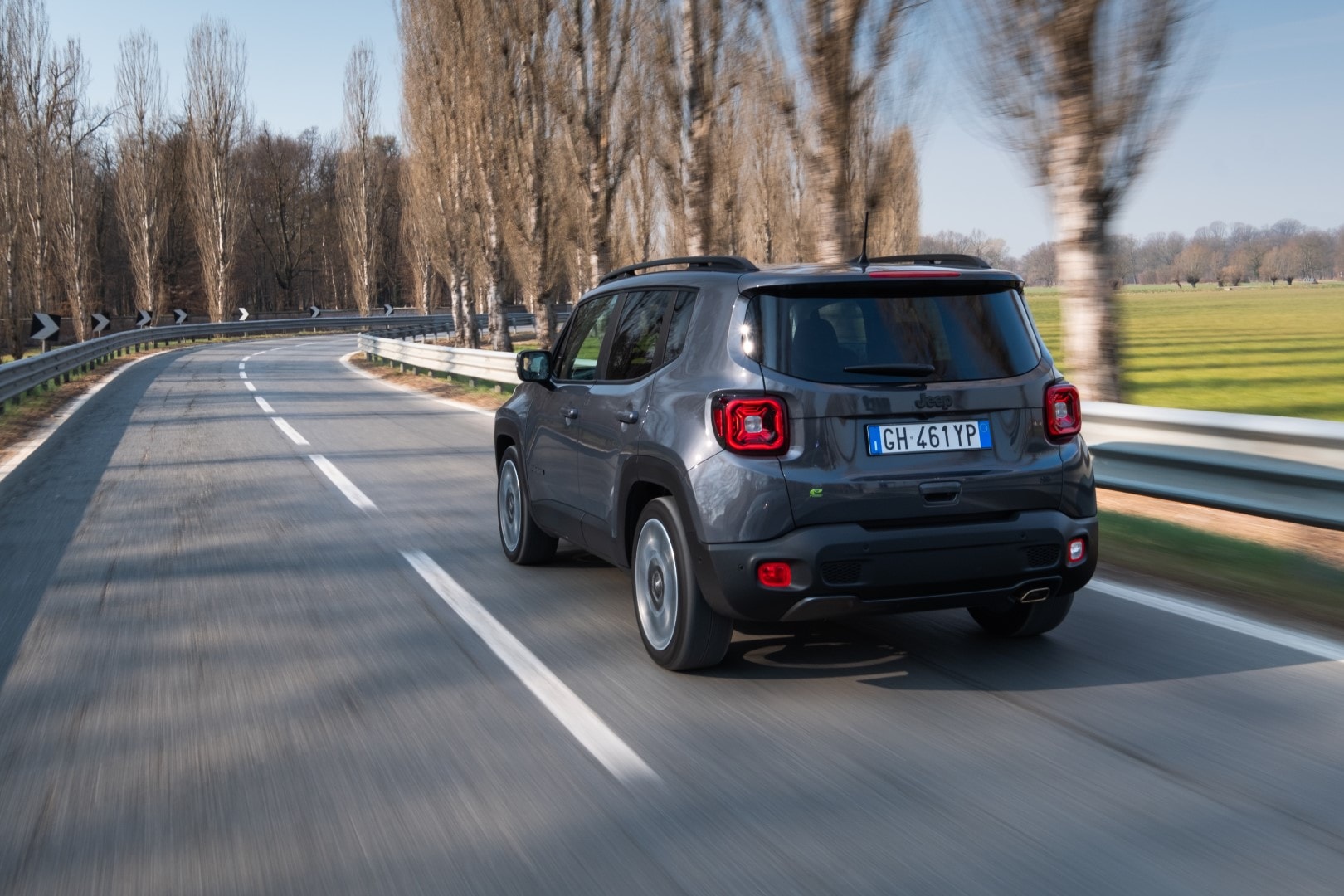 Imagen en tránsito del Jeep Renegade Híbrido, perfecta para ver la dinámica del vehículo.
