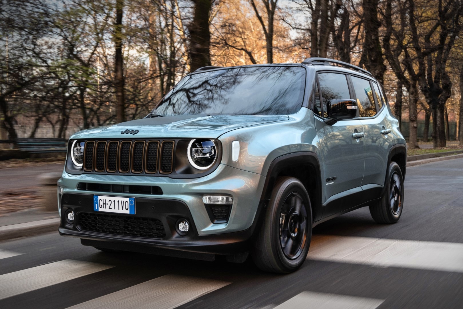 Imagen del Jeep Renegade Híbrido en un entorno urbano, realzando su estética moderna.