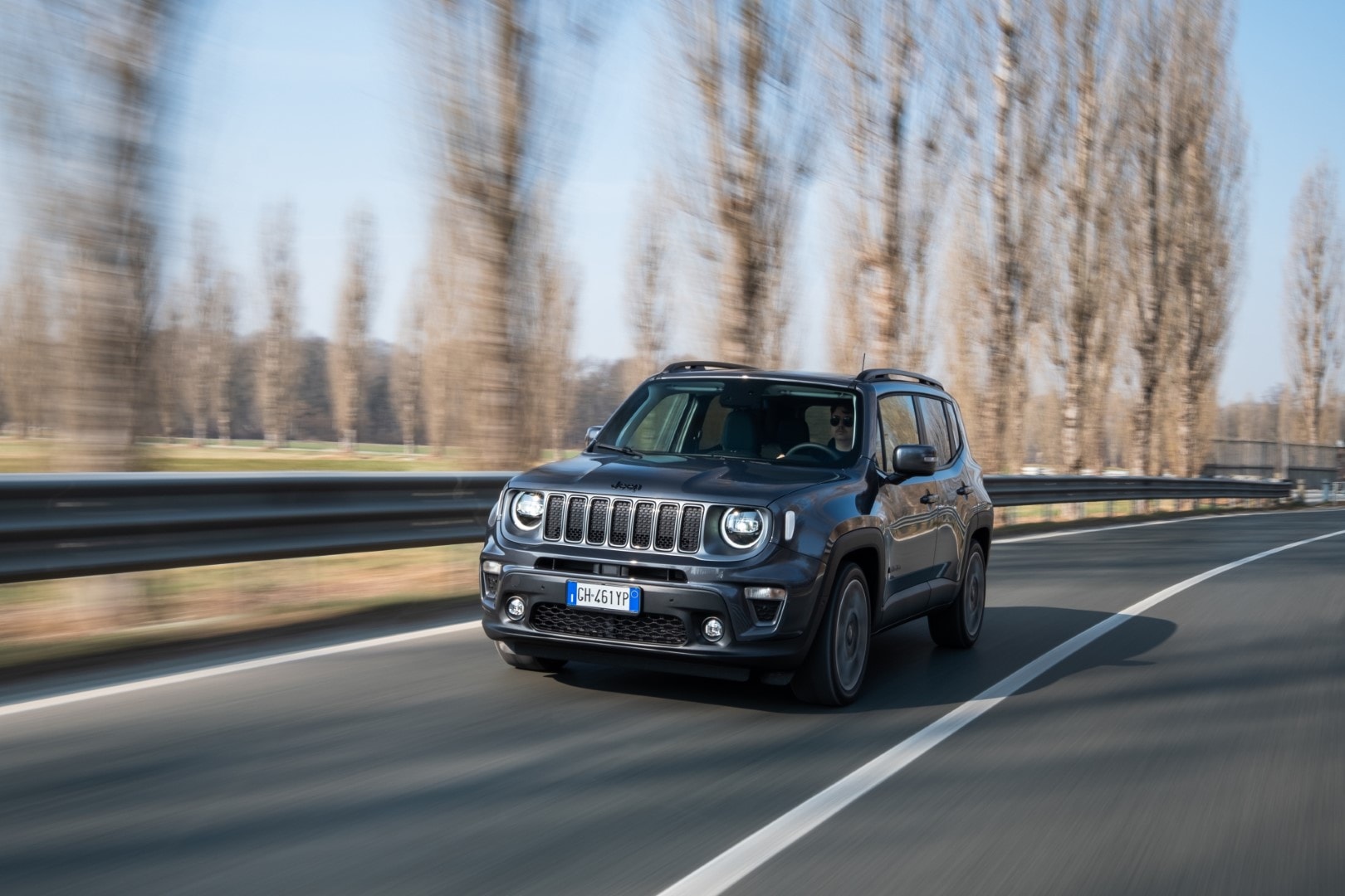 Imagen dinámica del Jeep Renegade híbrido en movimiento por carretera