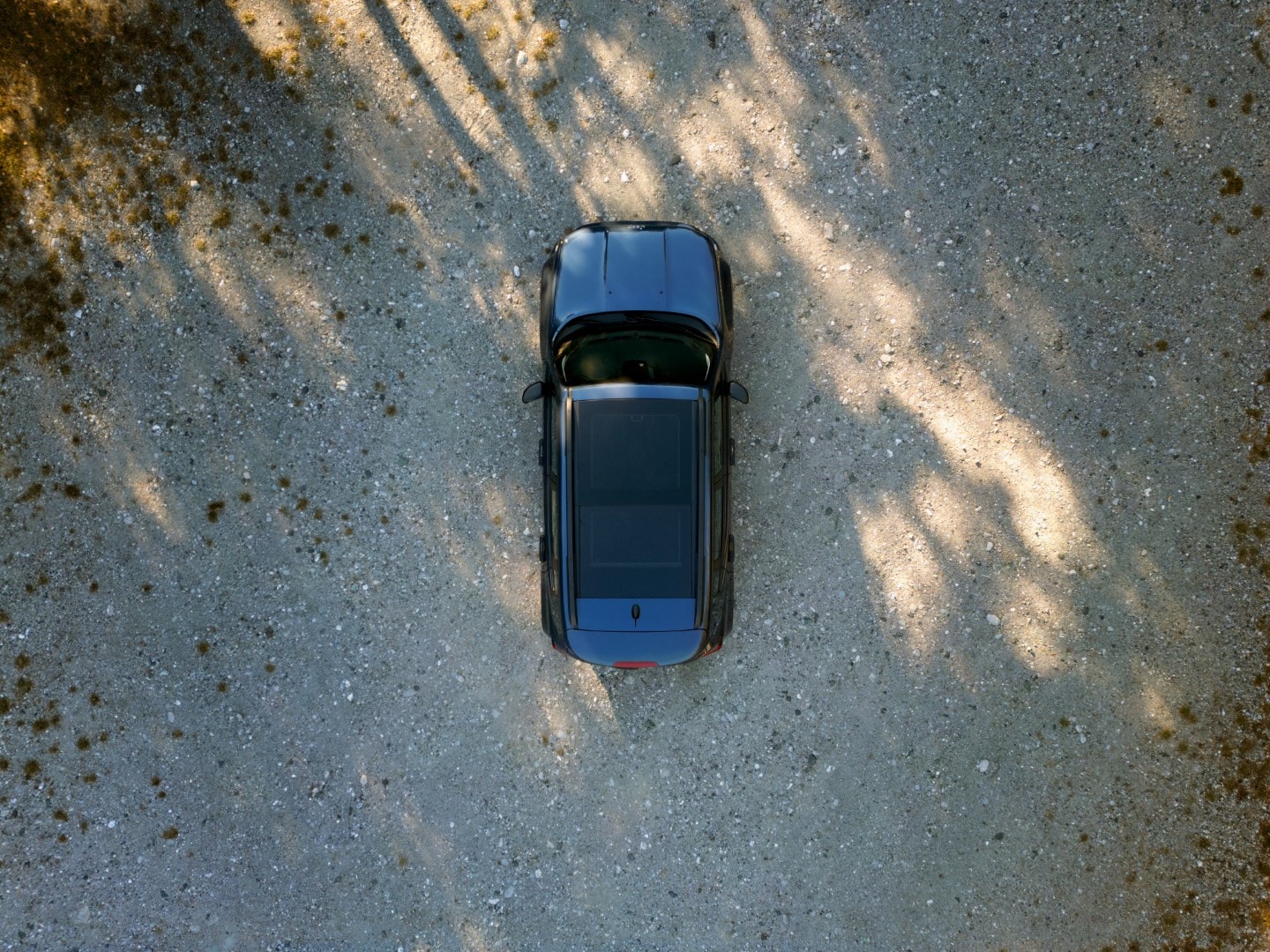 Perspectiva aérea del Jeep Renegade Híbrido, mostrando la disposición del techo y la carrocería.