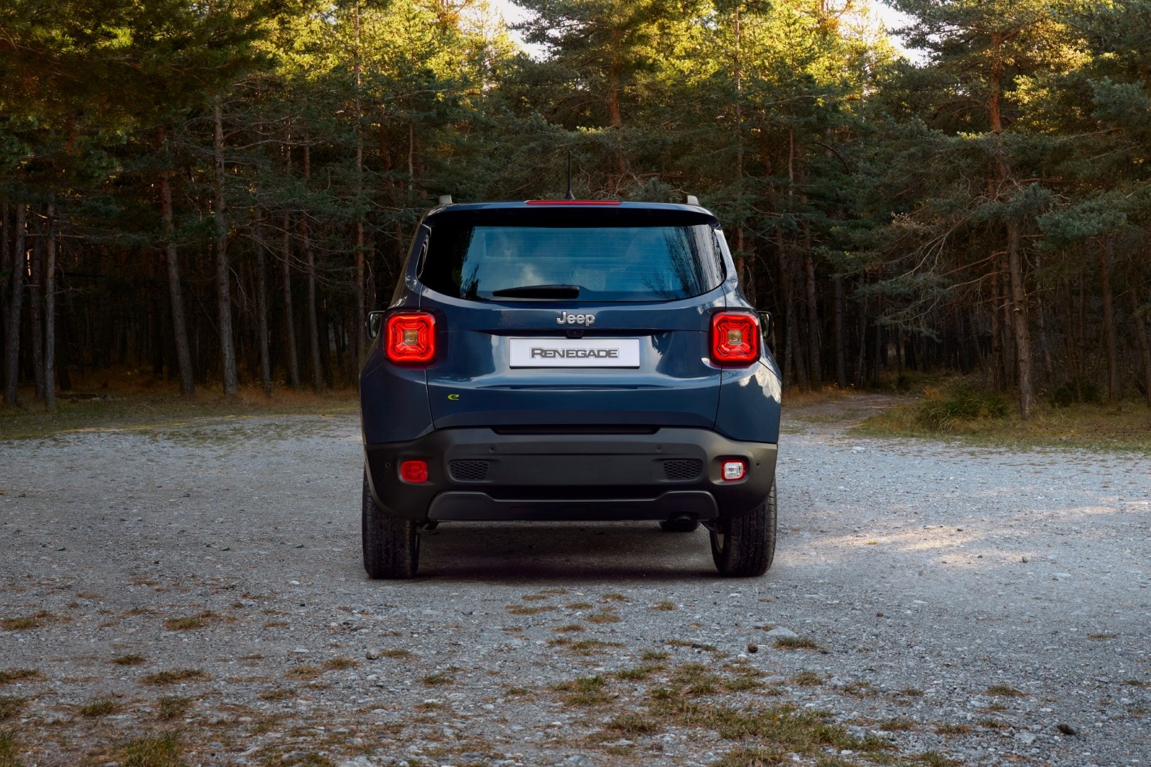 Imagen del Jeep Renegade híbrido mostrando su robusta parte trasera en un entorno forestal