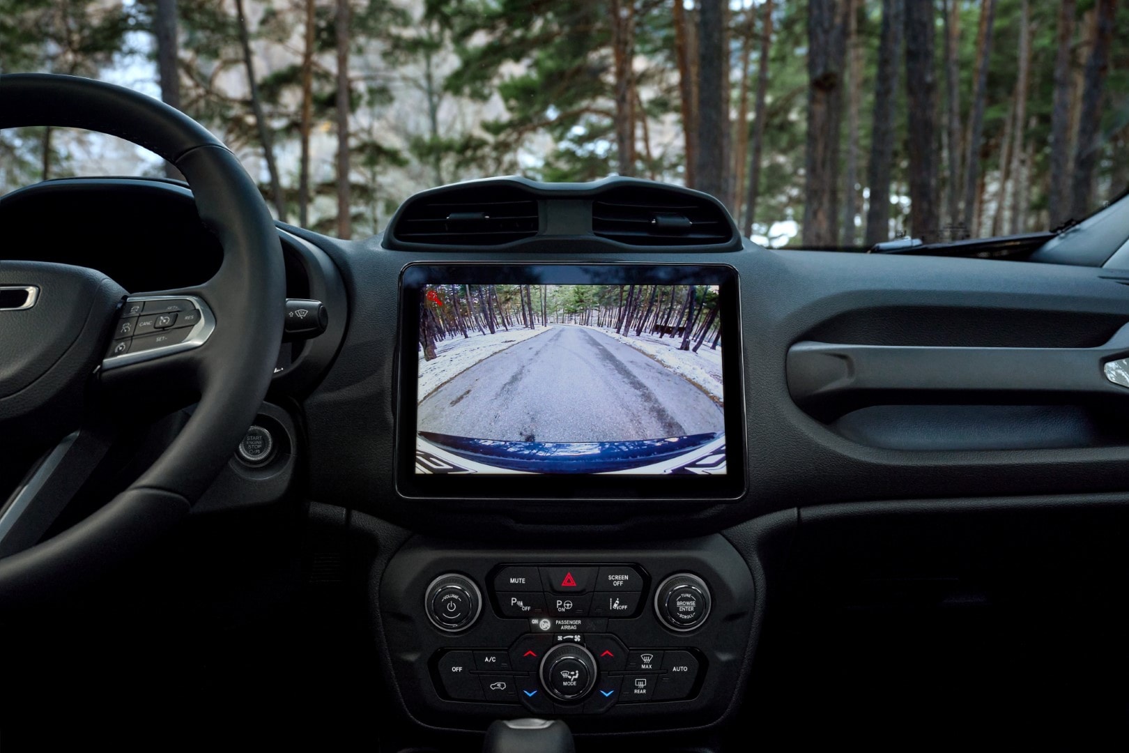 Pantalla mostrando la cámara de retroceso en funcionamiento en el Jeep Renegade Híbrido.