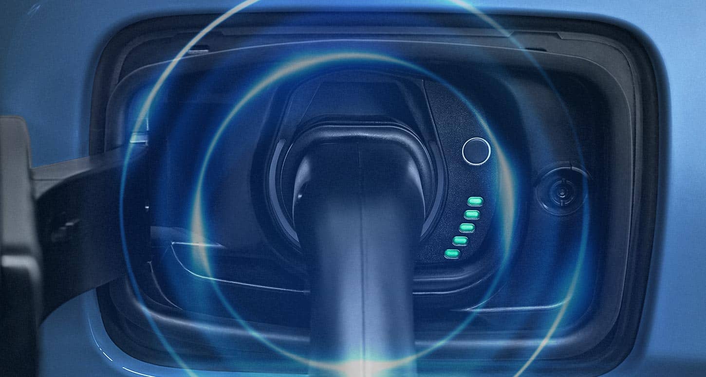 Detalle de la toma de carga del Jeep Renegade Híbrido mostrando indicadores LED