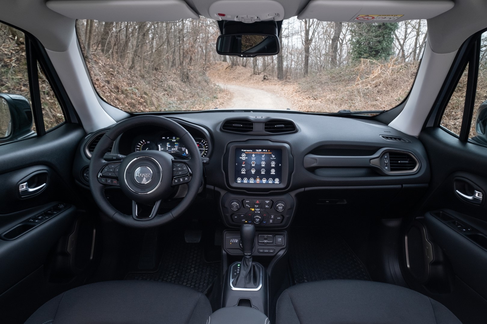 Amplia vista de la cabina que muestra el diseño interior del Jeep Renegade Híbrido.