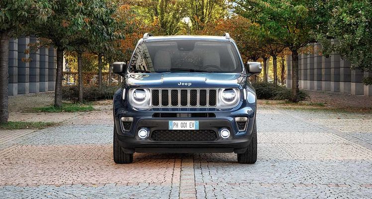 Vista frontal del Jeep Renegade Híbrido que muestra su robusta parrilla Vista frontal del Jeep Renegade Híbrido que muestra su robusta parrilla