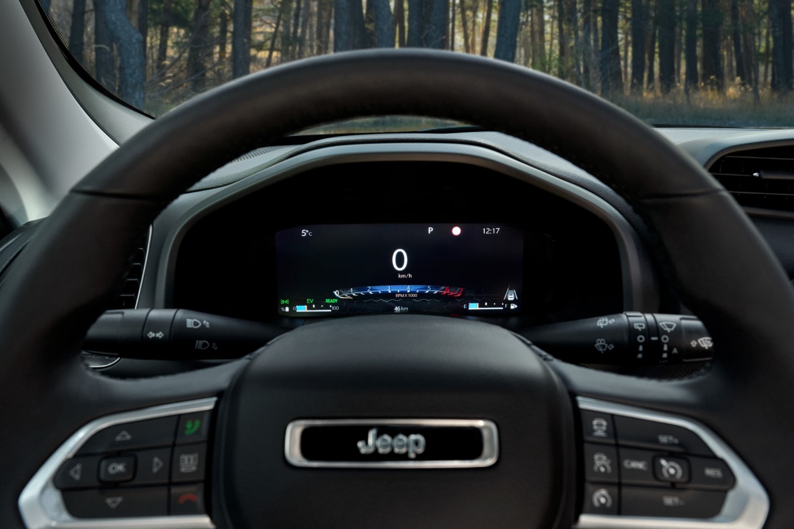 Volante e instrumentación digital con diseño moderno en el Jeep Renegade Híbrido.