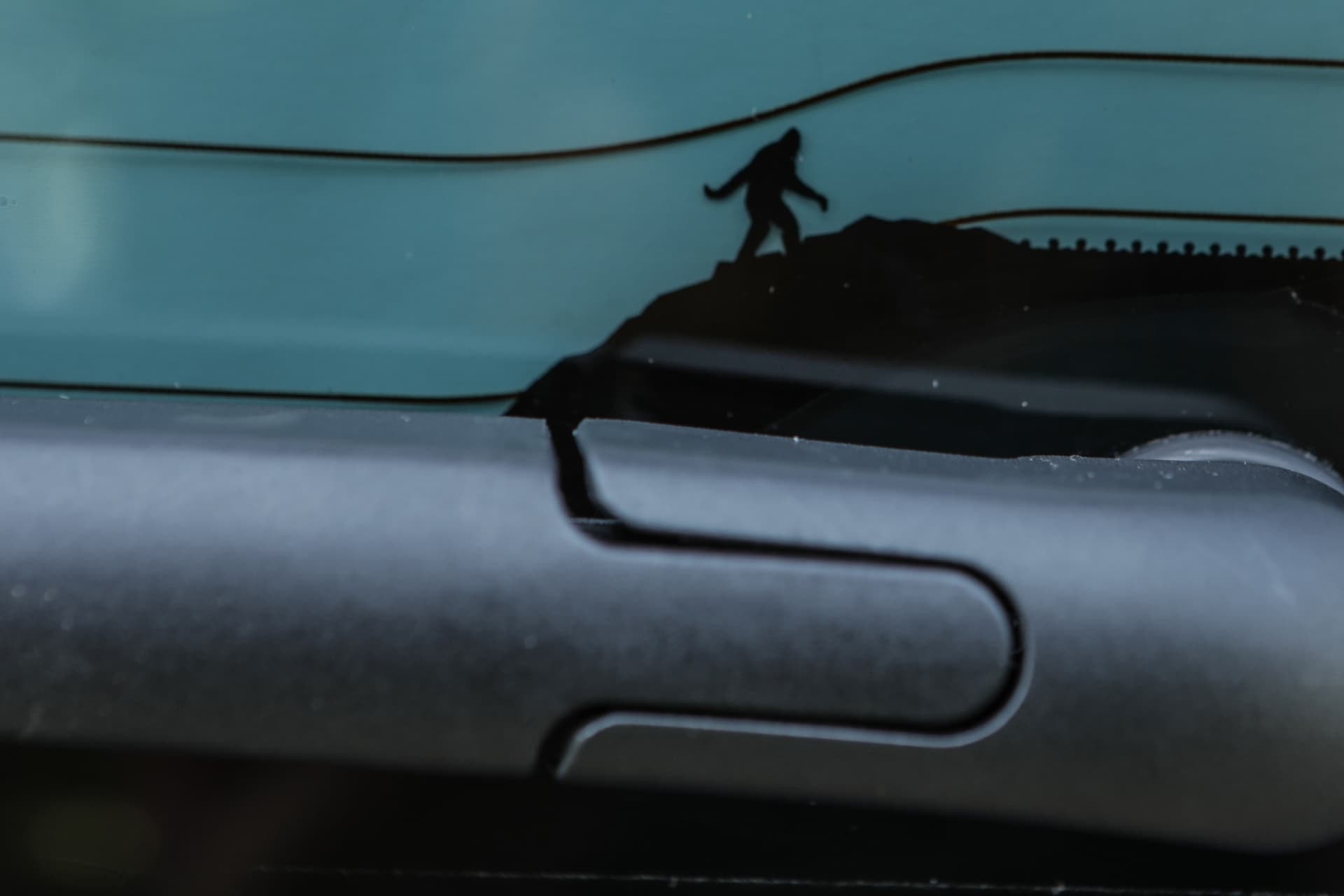 Detalle de la silueta del emblemático Jeep en el parabrisas.