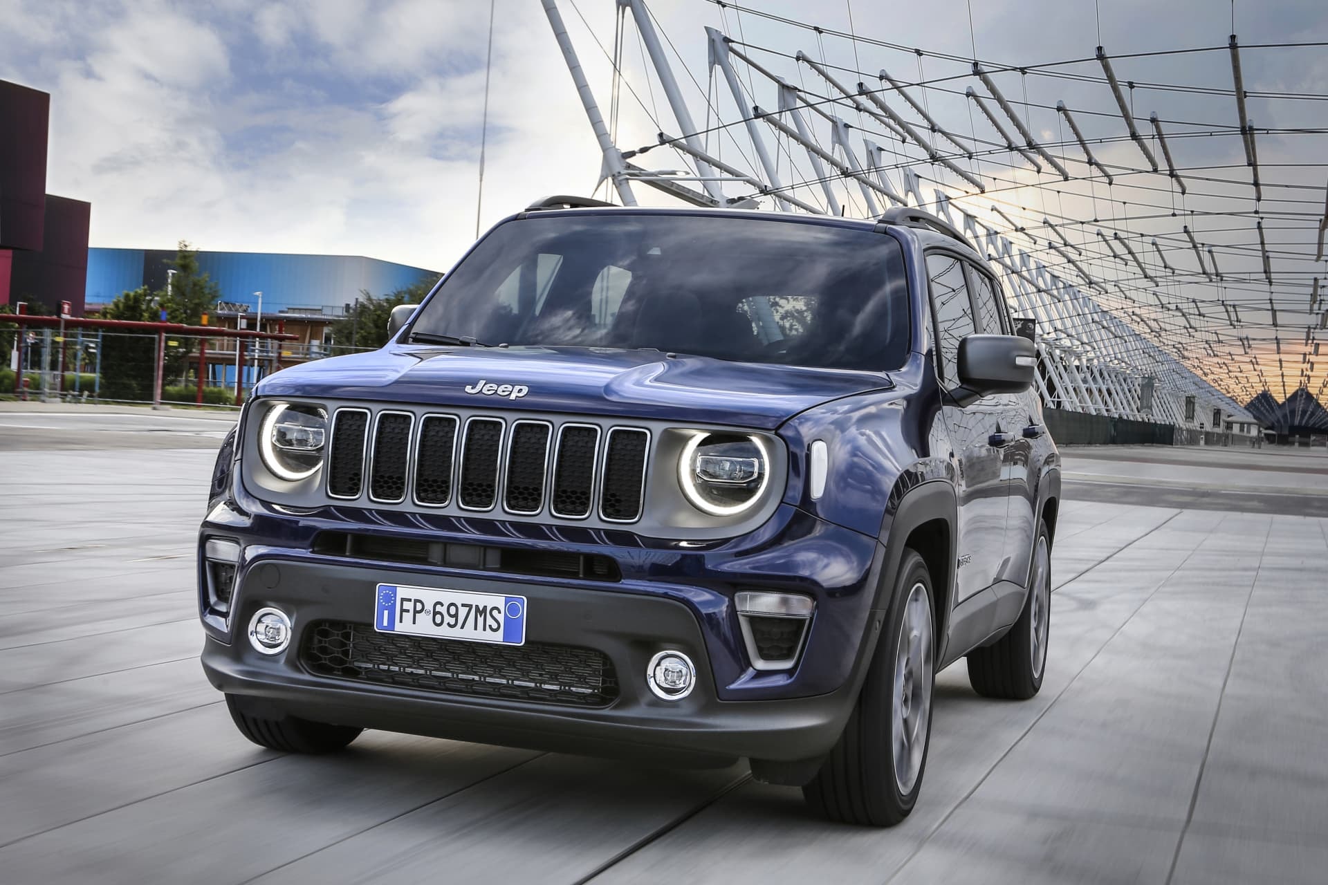 Enfoque frontal del Jeep Renegade destacando su parrilla icónica.