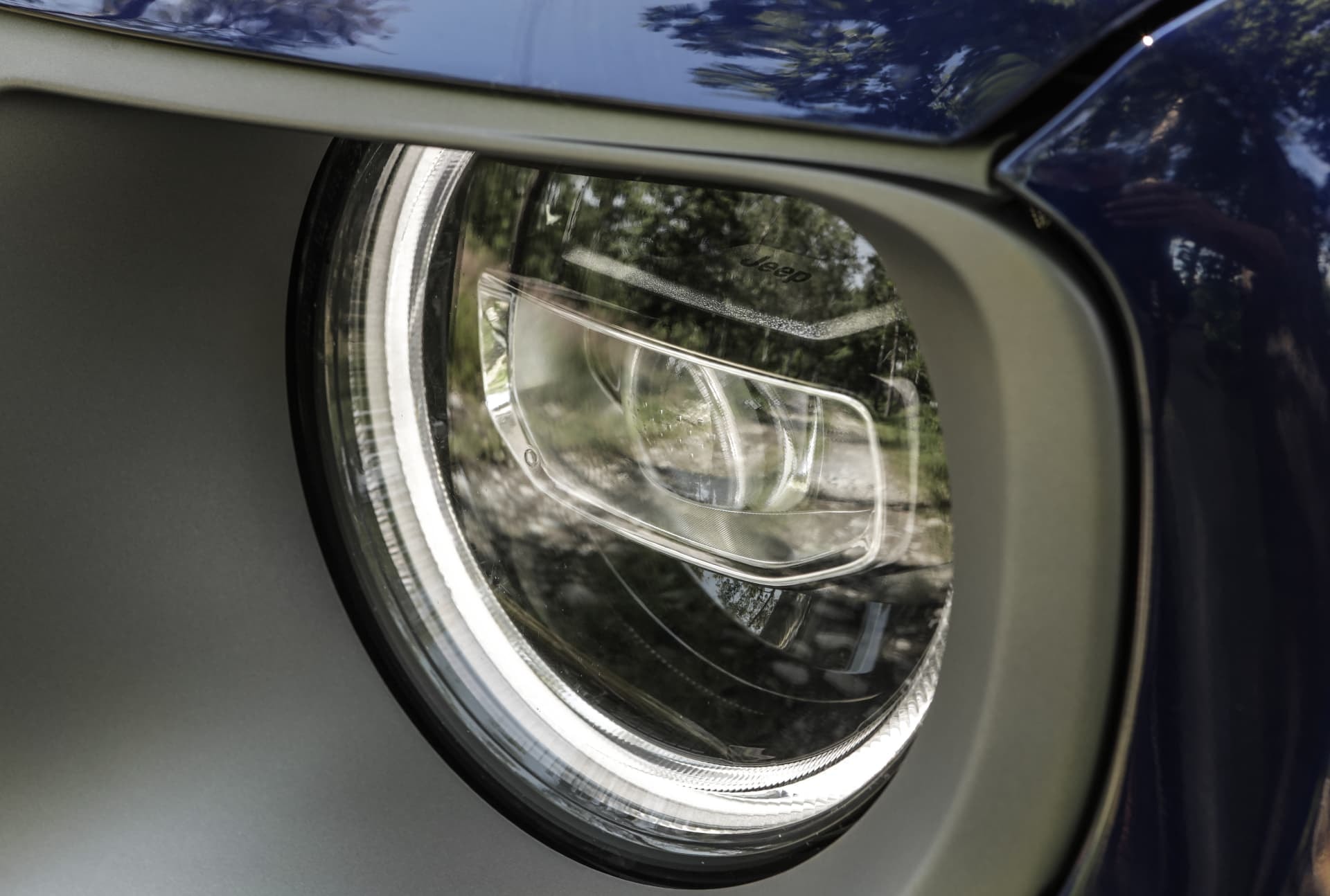 Primer plano de los distintivos faros delanteros del Jeep Renegade.