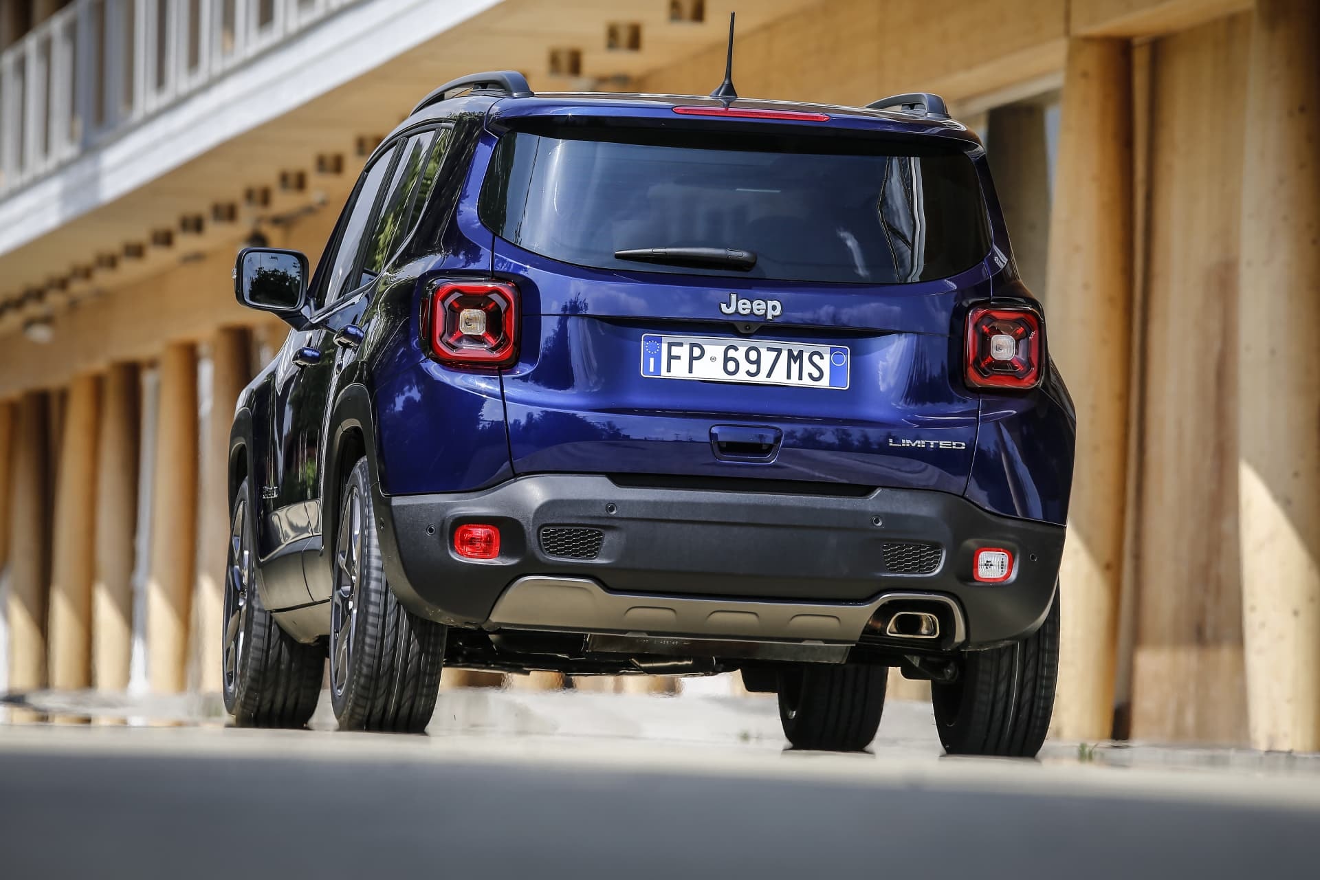 Vista posterior del Jeep Renegade, destacando sus faros y diseño.