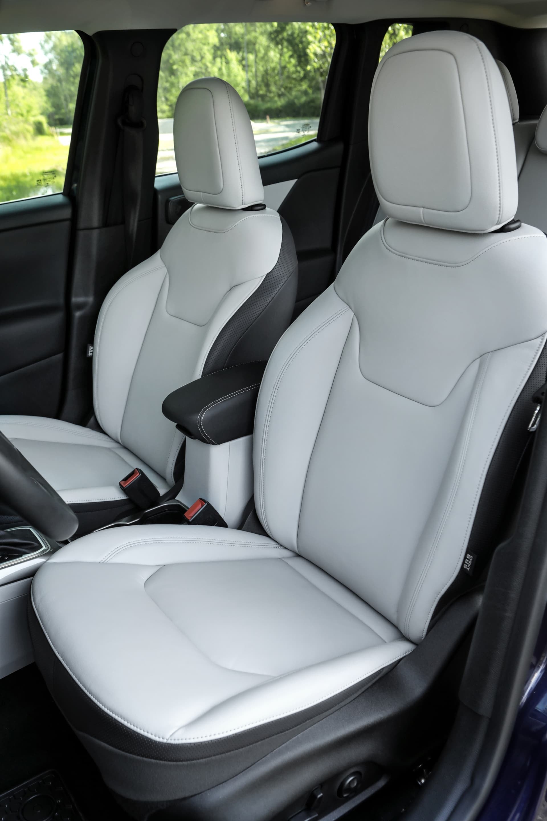 Asientos delanteros del Jeep Renegade, confort y diseño en armonía.