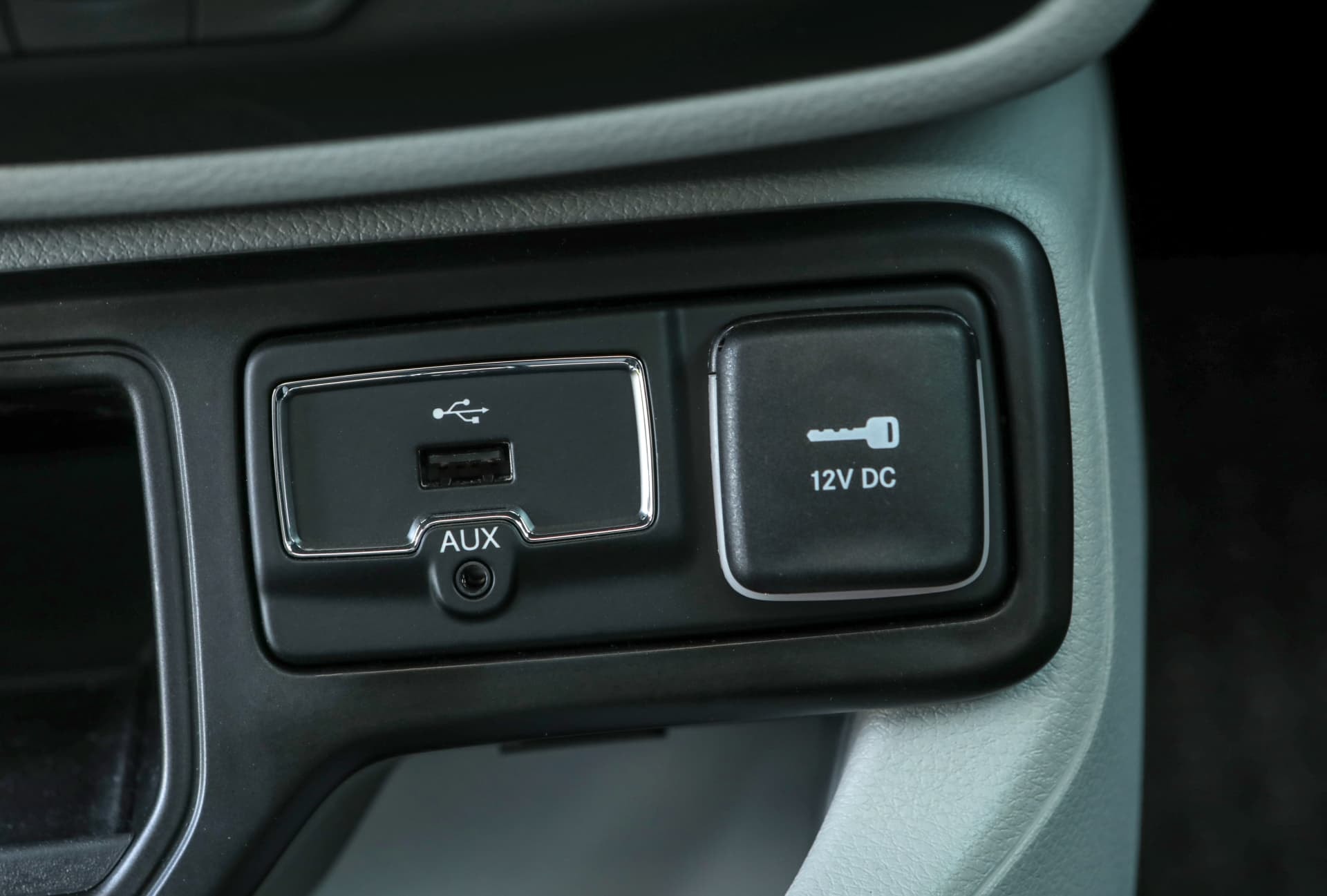 Conectores auxiliares y 12V DC en el Jeep Renegade.