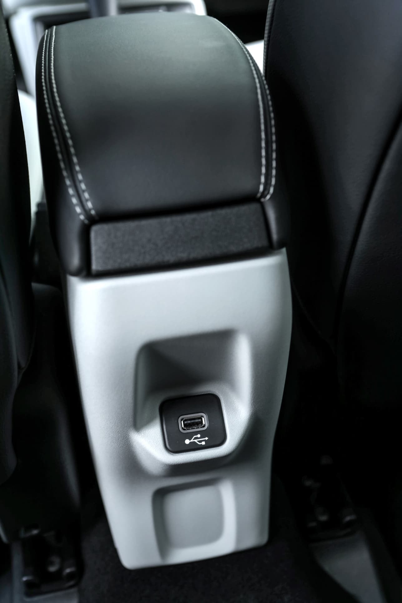 Detalle de la consola central con entradas USB en el Jeep Renegade.