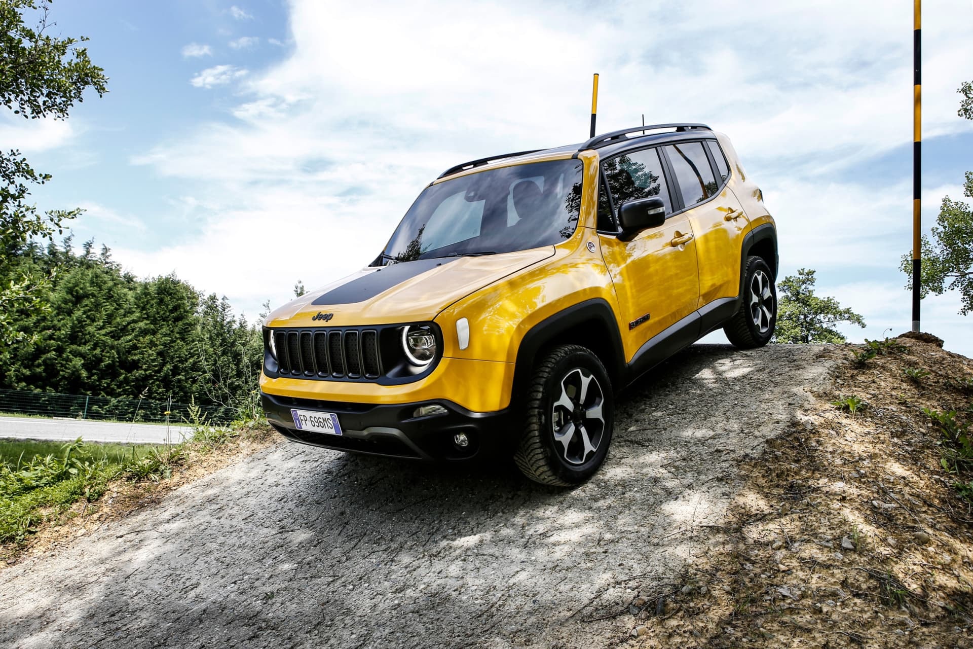 Vista lateral del Jeep Renegade en color amarillo destacando su perfil robusto.