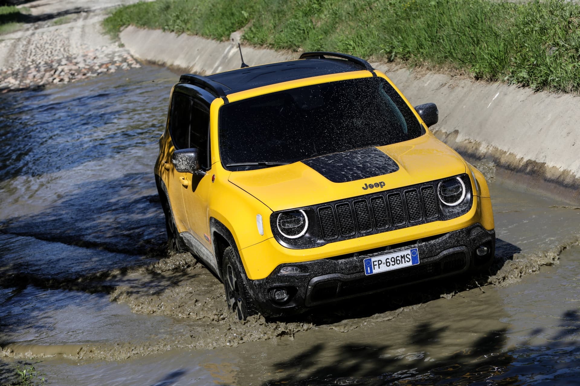 Vista frontal del Jeep Renegade atravesando un cruce de agua.