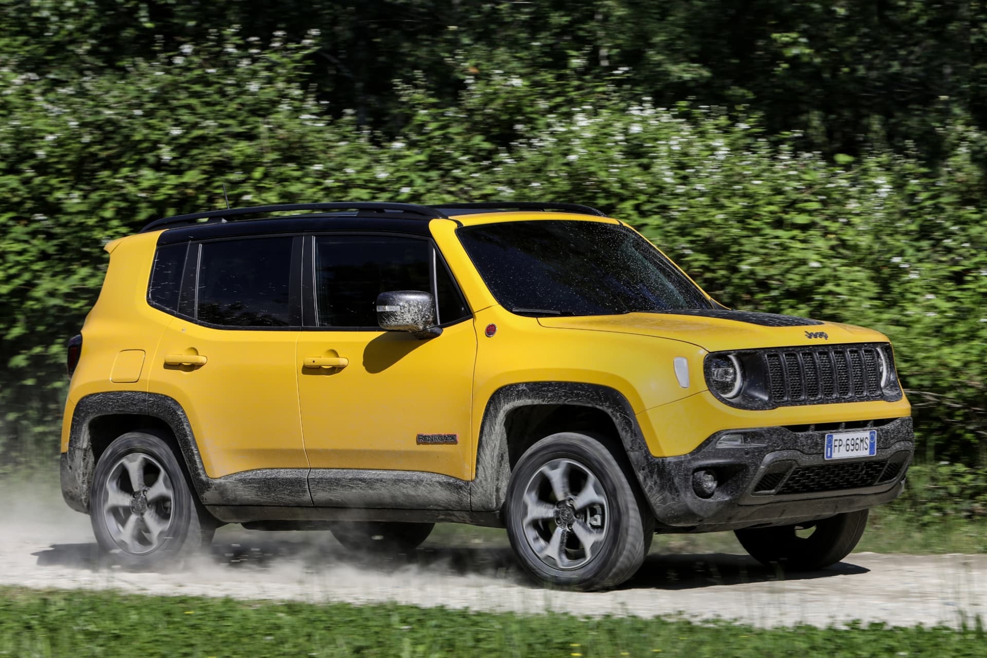 Imagen dinámica del Jeep Renegade recorriendo terreno de campo.