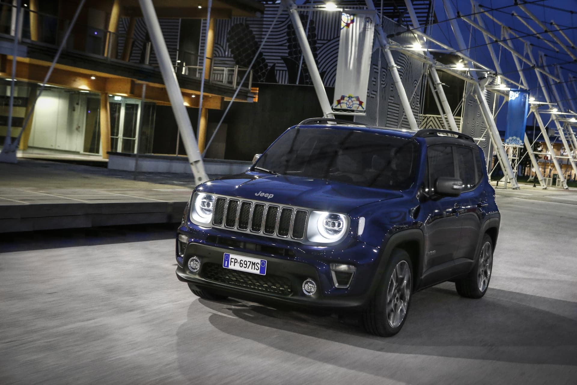 Vista nocturna del Jeep Renegade, resaltando su presencia.