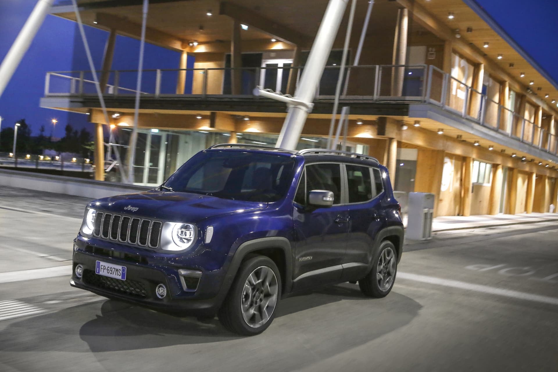 Perfil del Jeep Renegade en un entorno urbano.