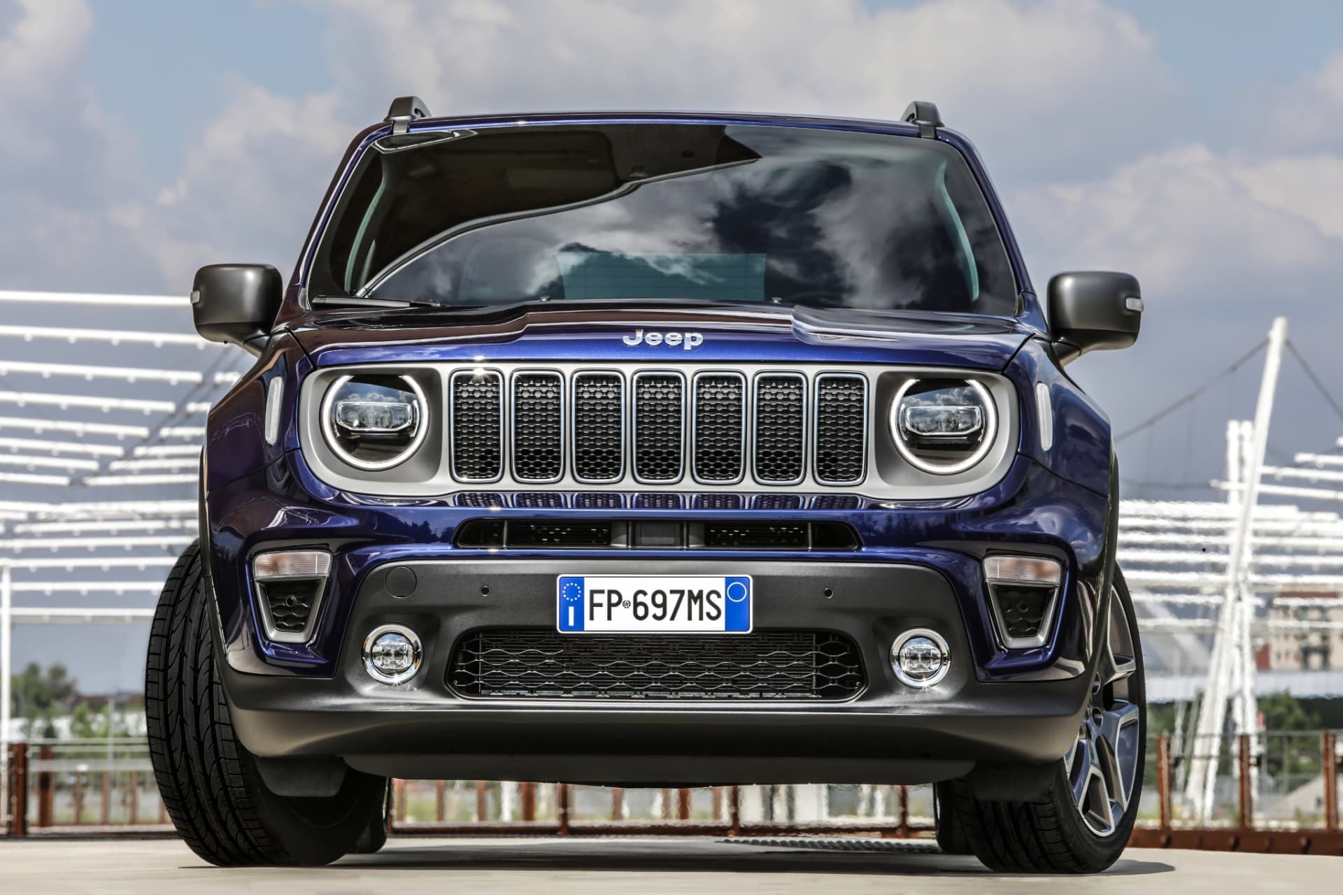 Vista frontal del Jeep Renegade, destacando su robusta parrilla.