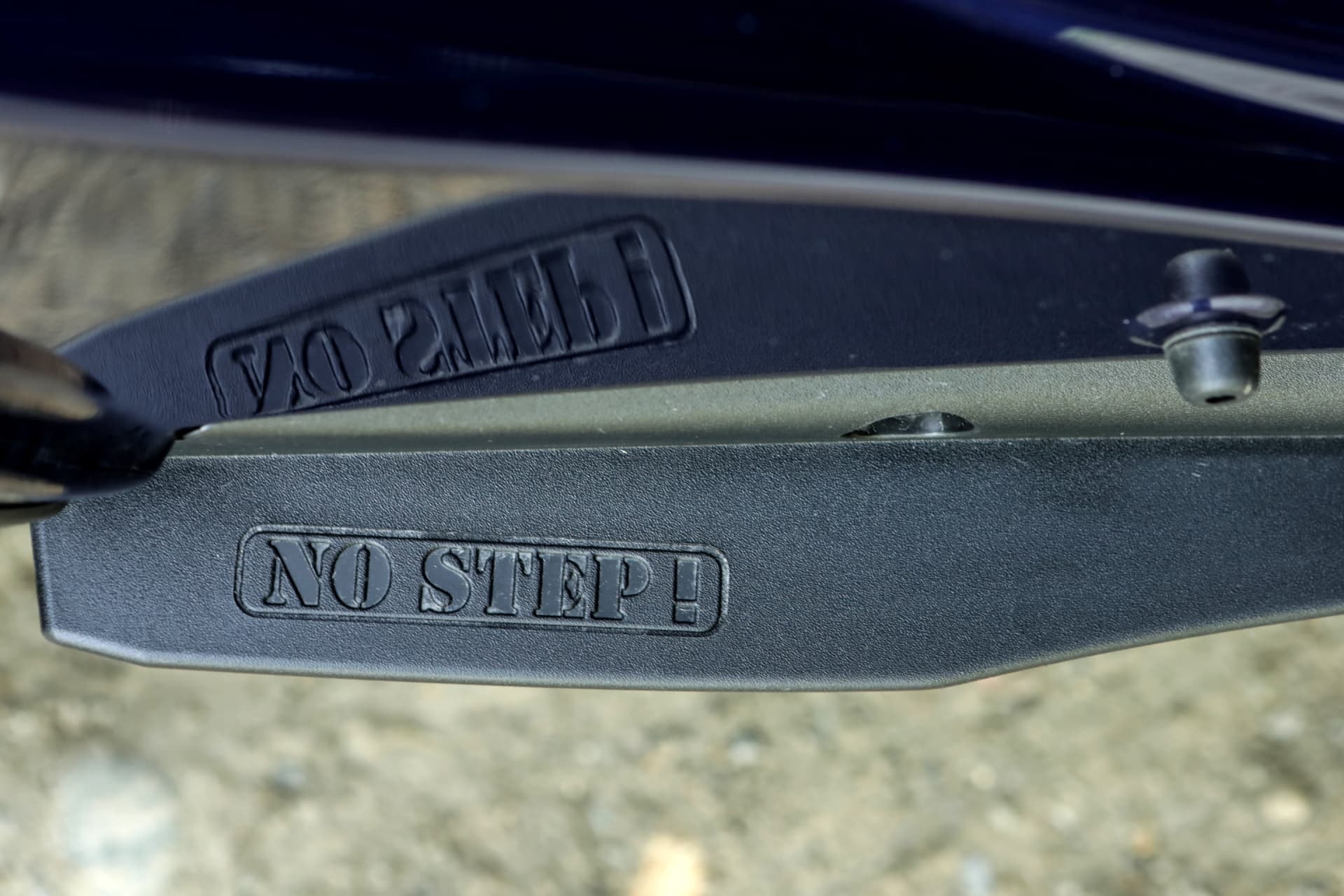 Detalle del estribo con inscripción "NO STEP" en el Jeep Renegade.