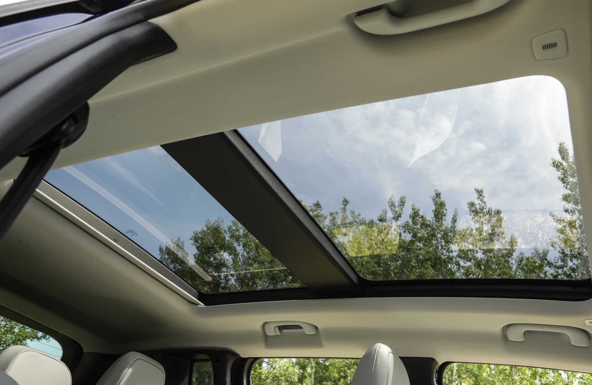 Techo panorámico del Jeep Renegade, amplía la sensación espacial.