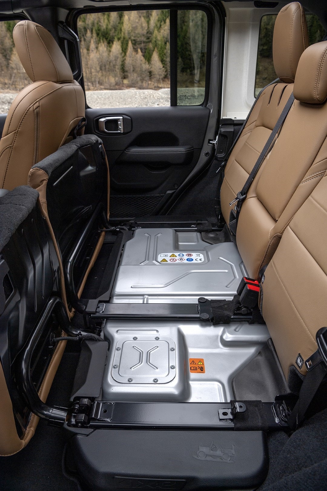 Ubicación de la batería bajo los asientos traseros del Jeep Wrangler Híbrido.