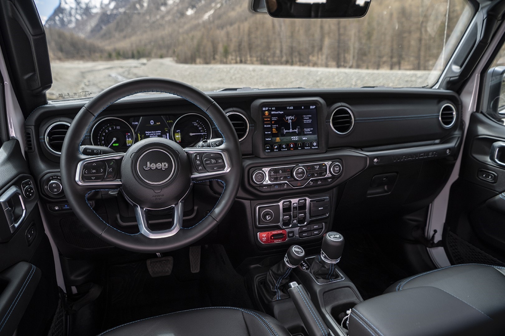 Cabina del Jeep Wrangler 4xe que muestra volante y consola central.