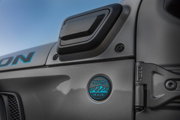 Vista del distintivo híbrido 4x4 del Jeep Wrangler. Vista del distintivo híbrido 4x4 del Jeep Wrangler.