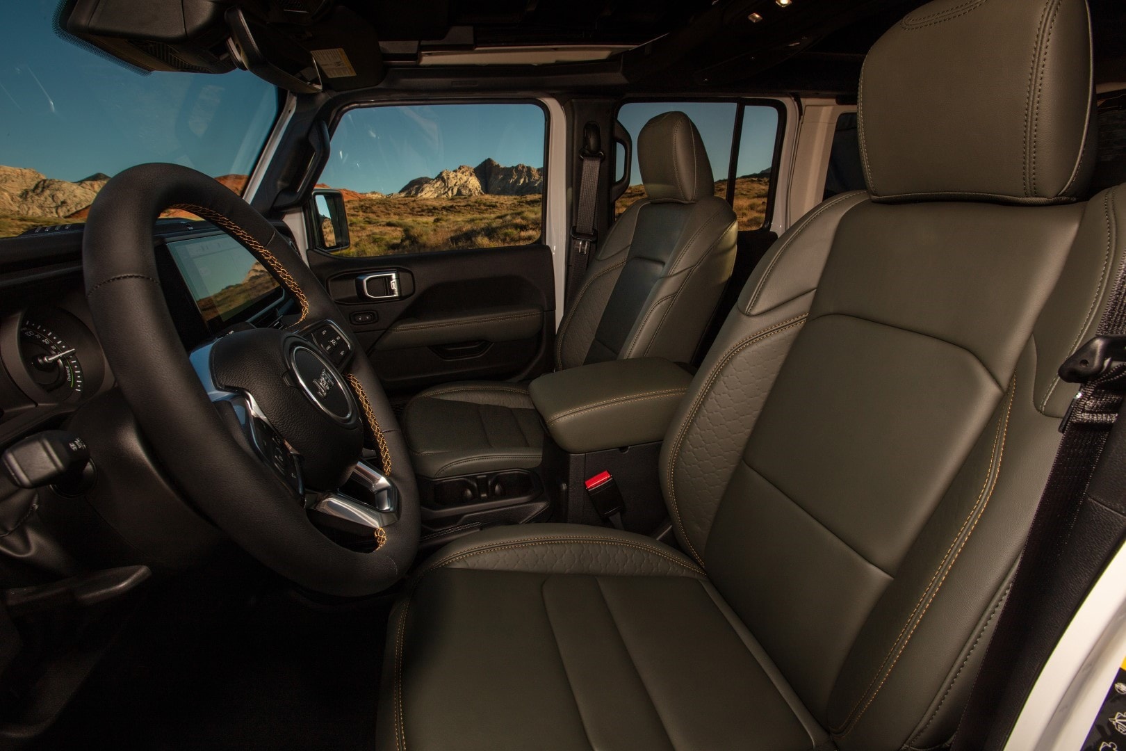 Interior del Jeep Wrangler híbrido con asientos de cuero y acabados premium.