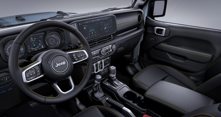 Habitáculo del Jeep Wrangler con diseño moderno y tecnología actualizada. Habitáculo del Jeep Wrangler con diseño moderno y tecnología actualizada.