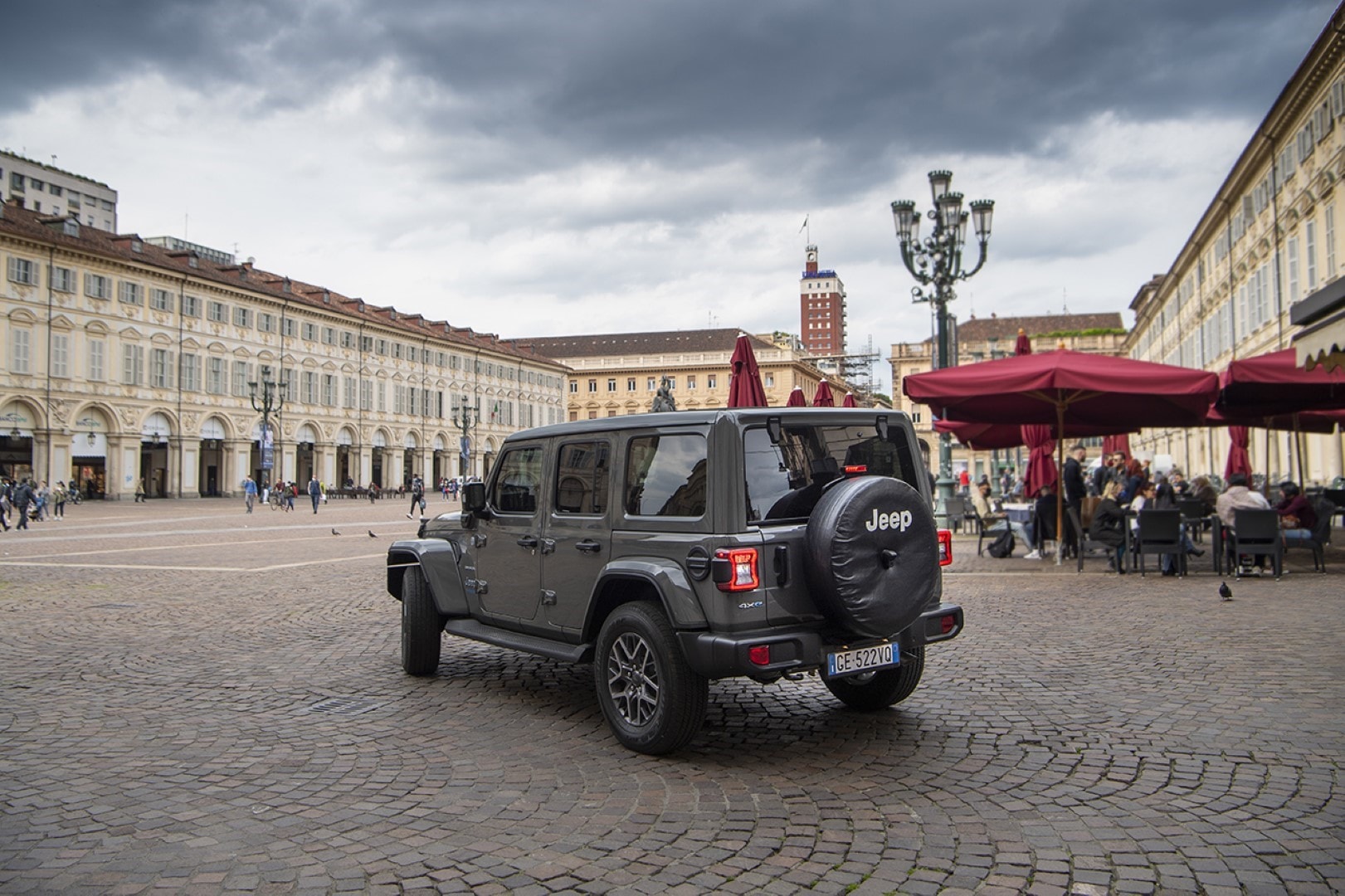 Wrangler 4xe aparcado en entorno urbano con trasera y lateral visibles.