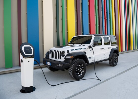 Jeep Wrangler Híbrido cargando en una estación de carga pública. Jeep Wrangler Híbrido cargando en una estación de carga pública.