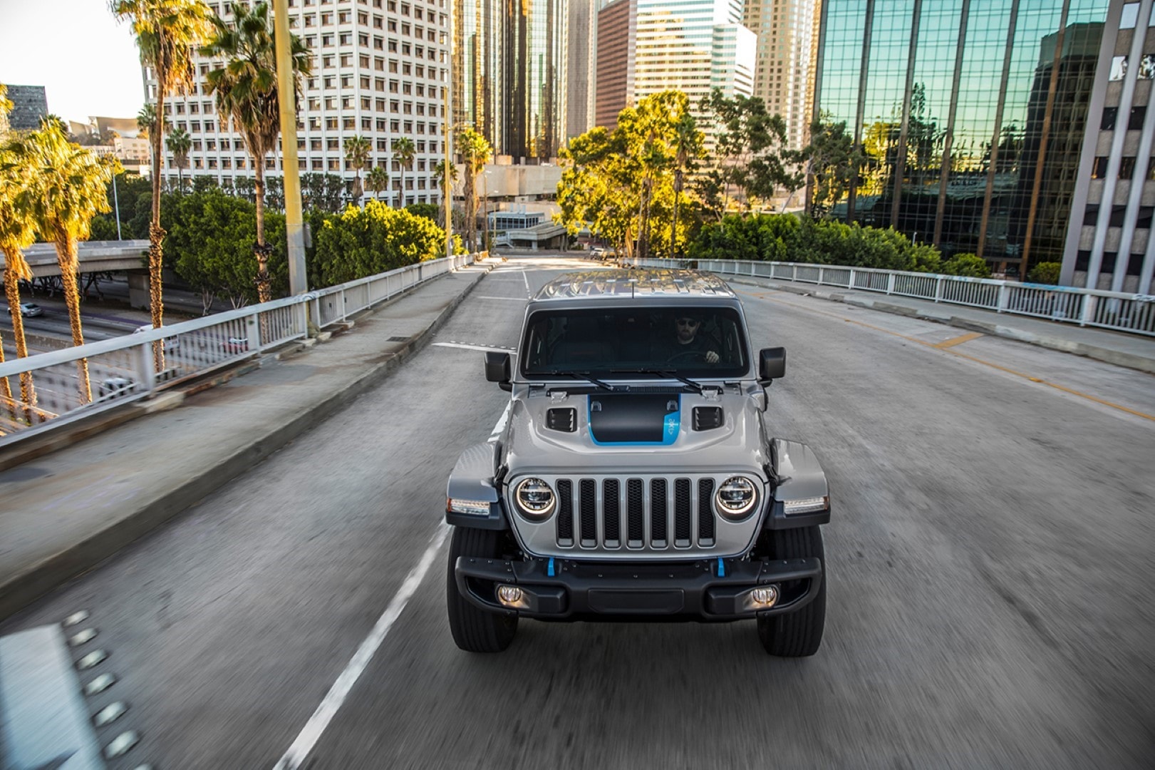 El Jeep Wrangler híbrido muestra su presencia imponente en entorno urbano.