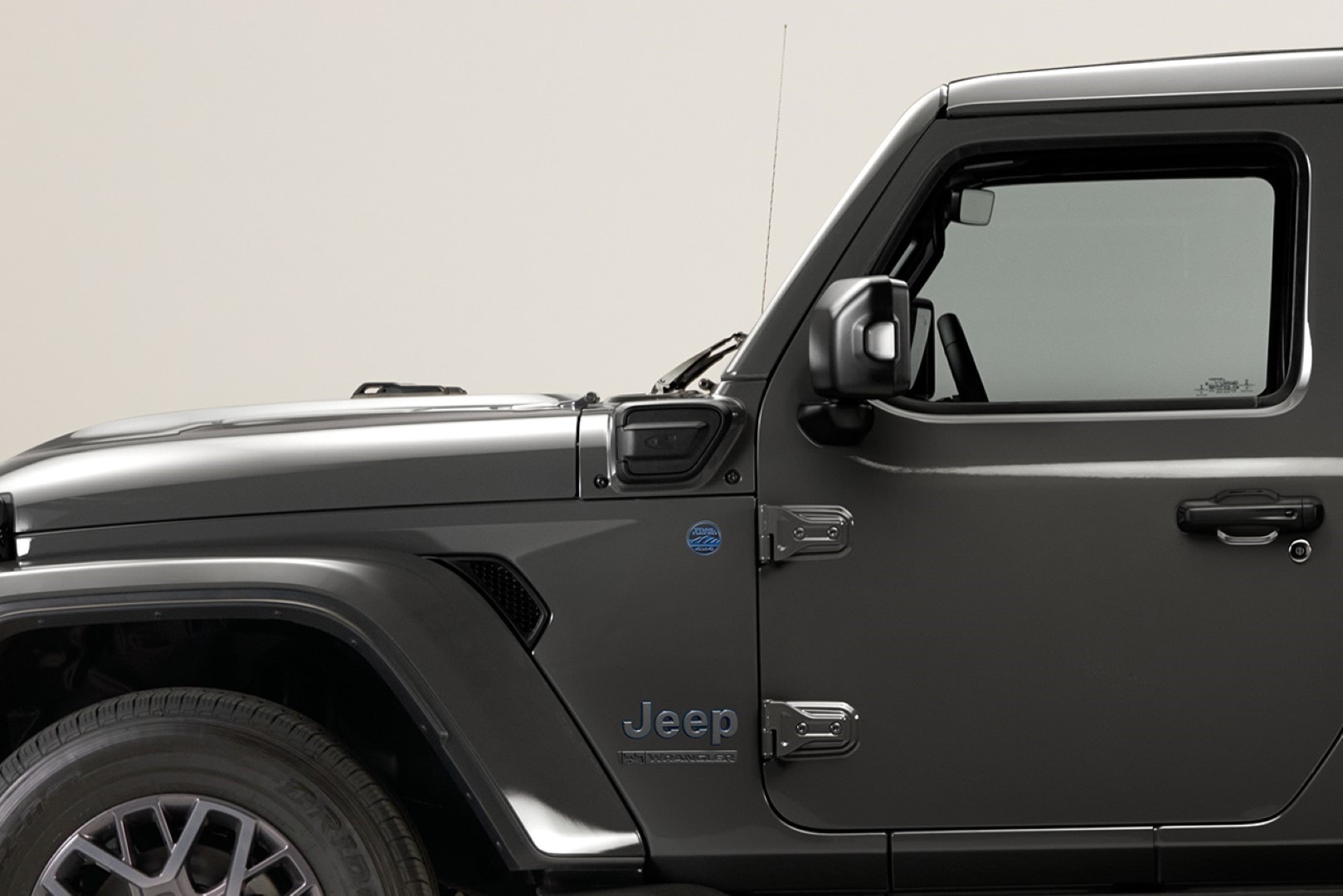 Perfil del Jeep Wrangler Híbrido destacando su diseño icónico.