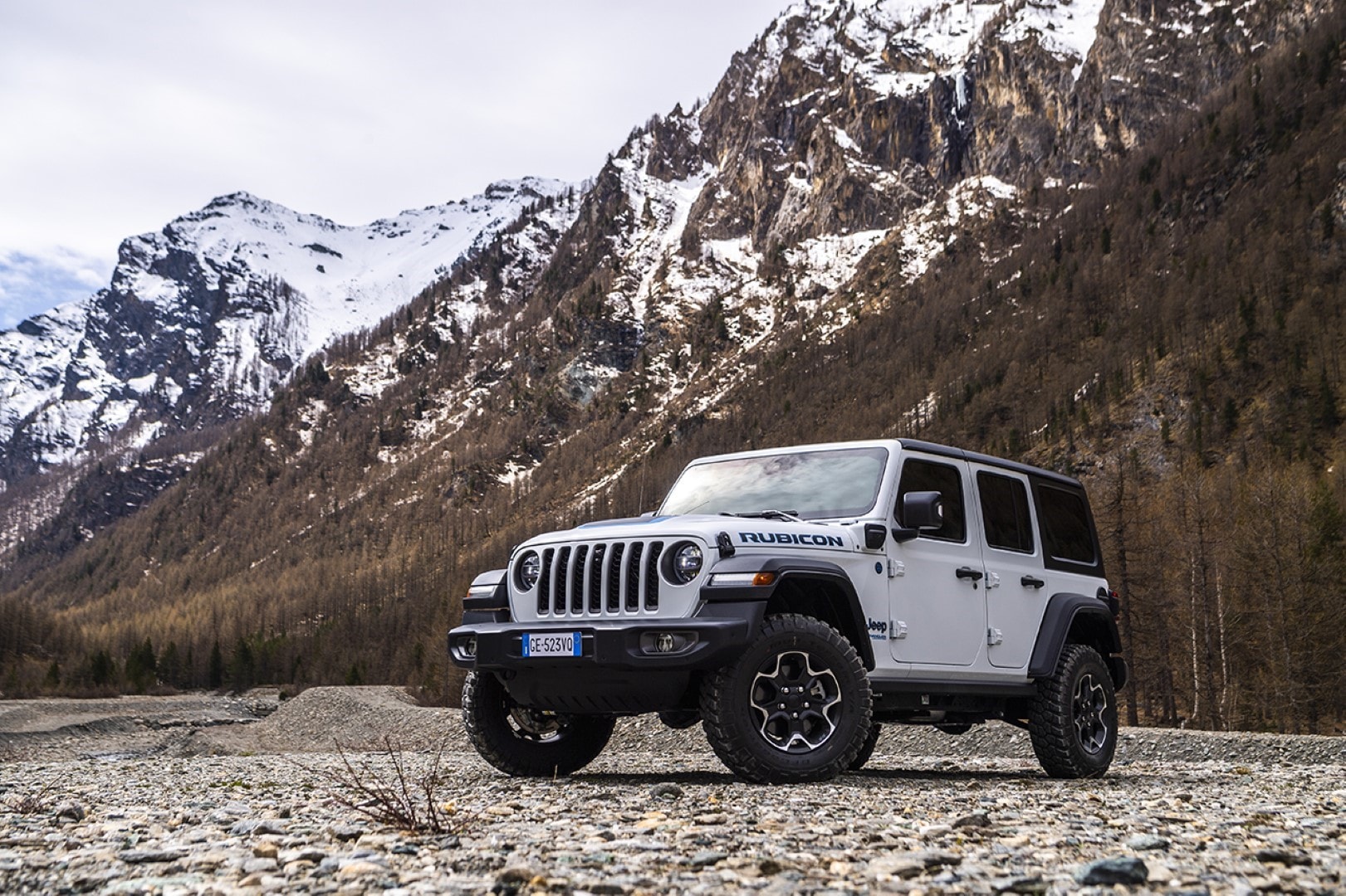El Jeep Wrangler híbrido demuestra su porte en ambiente montañoso.