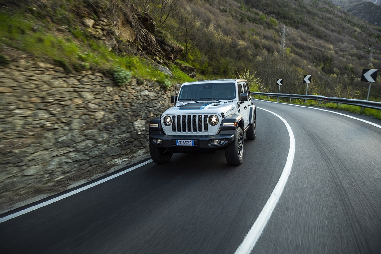 El Jeep Wrangler Híbrido en su hábitat natural, la carretera.