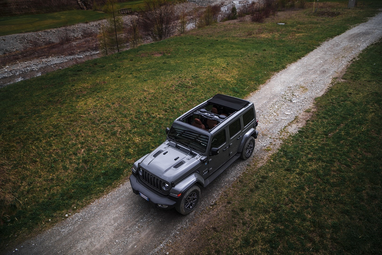 Imagen aérea del Jeep Wrangler híbrido con el techo desmontable, en entorno natural.