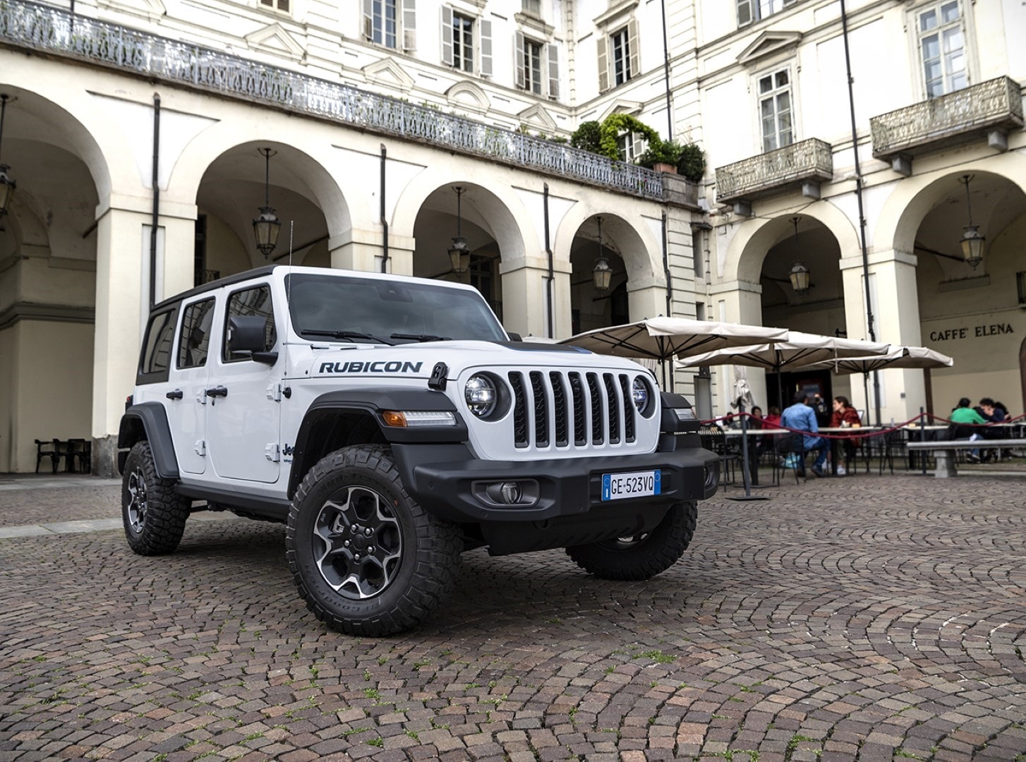 Jeep Wrangler híbrido estacionado en entorno urbano.