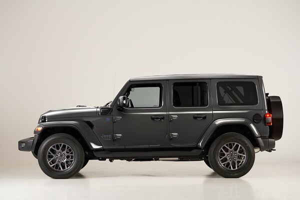 Vista lateral completa del Jeep Wrangler Híbrido que muestra su diseño icónico. Vista lateral completa del Jeep Wrangler Híbrido que muestra su diseño icónico.