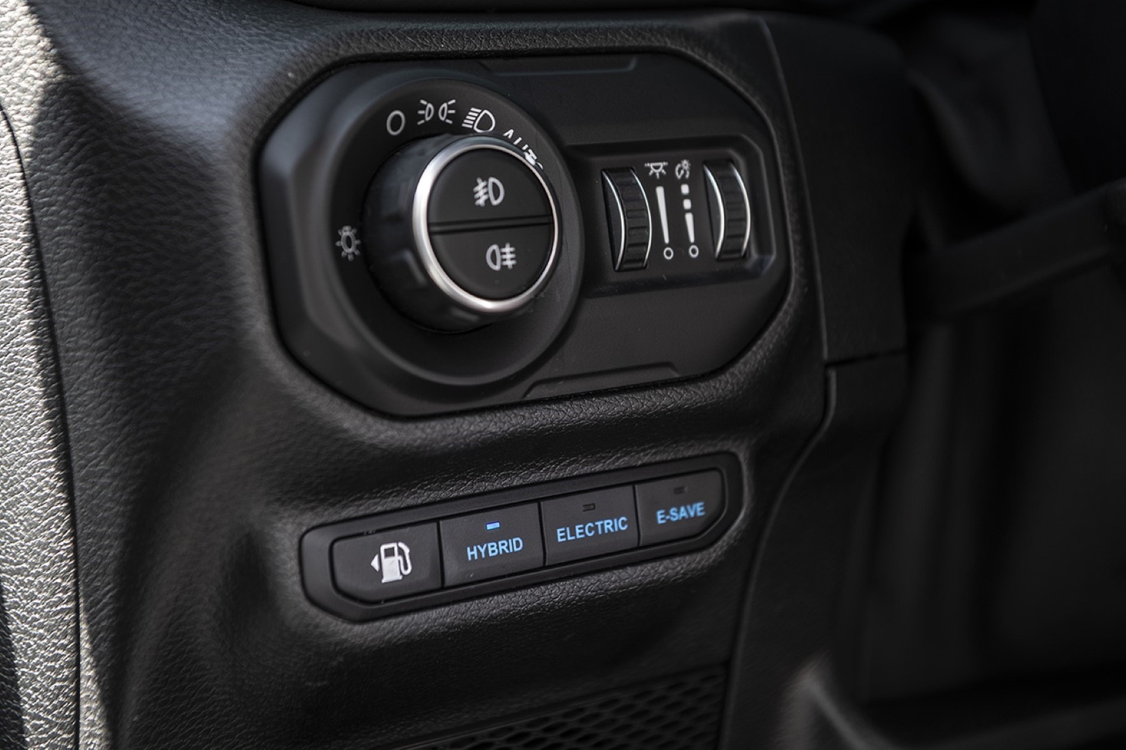 Vista del panel con los mandos del sistema híbrido del Jeep Wrangler.