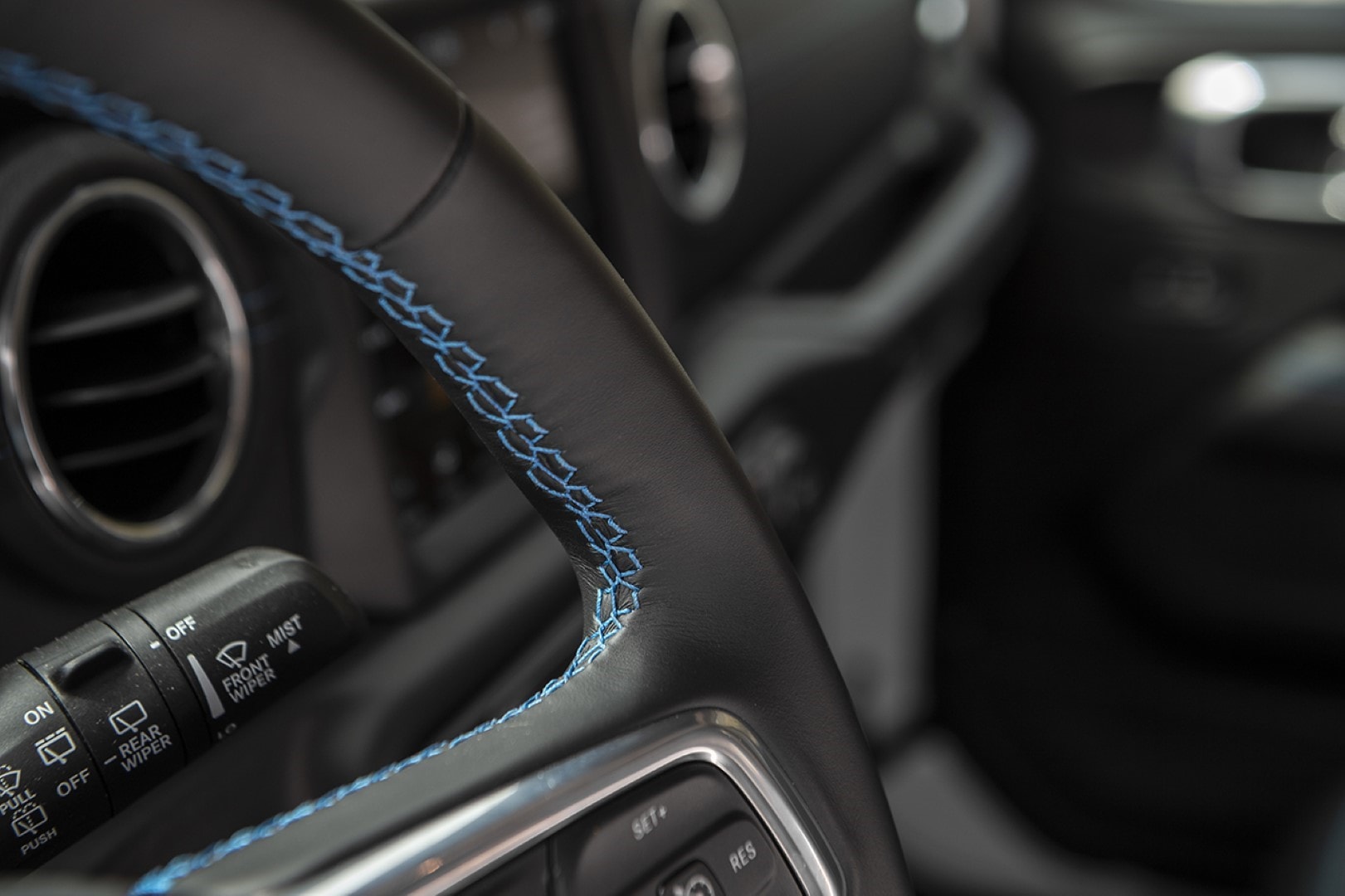 Costura azul en el volante, detalle exclusivo del Wrangler 4xe.