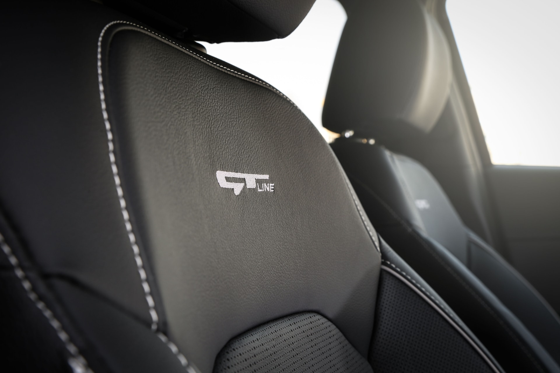 Detalle de la insignia GT Line en los asientos deportivos del Ceed Tourer.