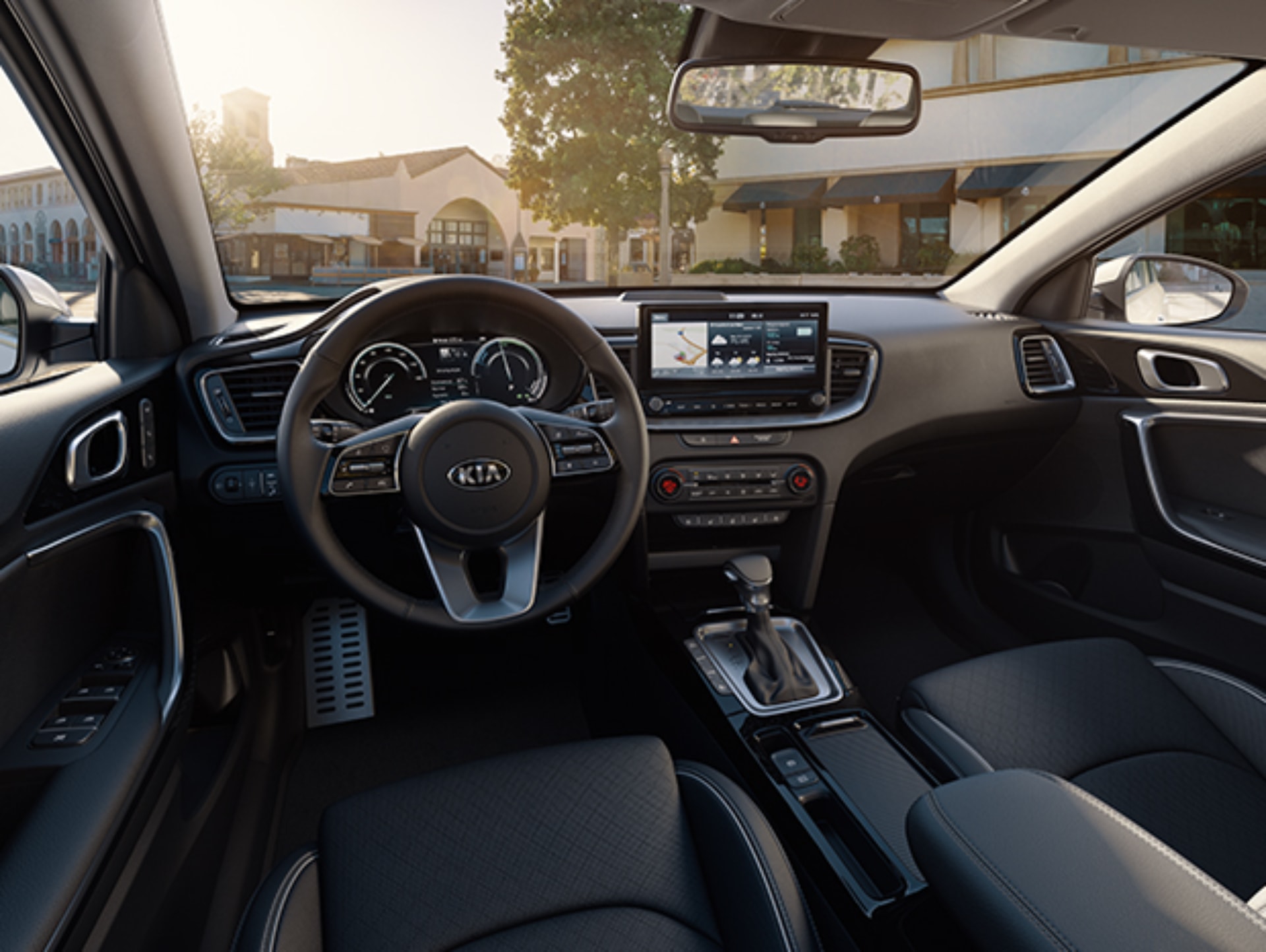 Cabina del conductor del Kia Ceed con enfoque en confort y tecnología.