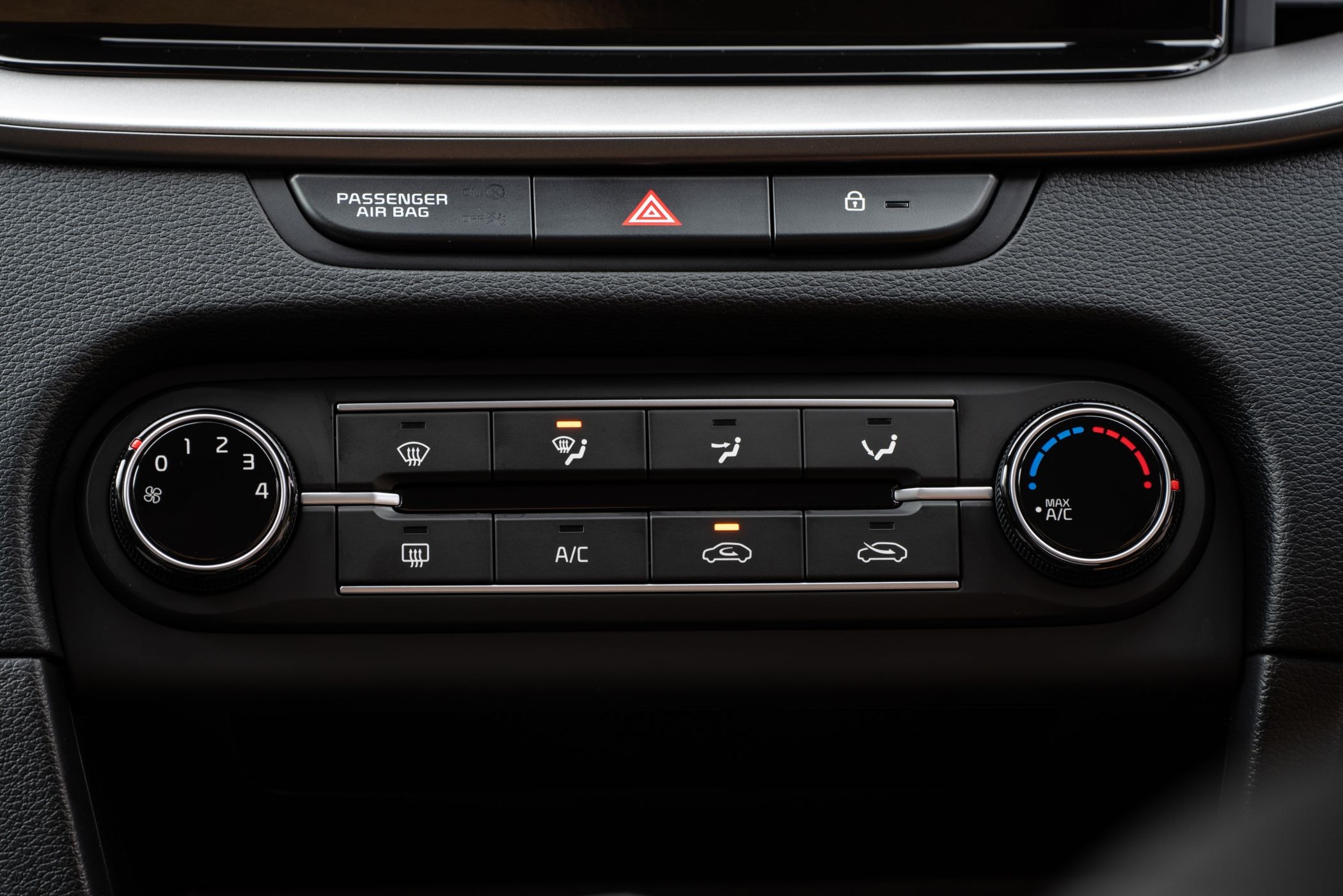 Panel de controles de climatización, fácil acceso y funcional. Ideal para cualquier clima.