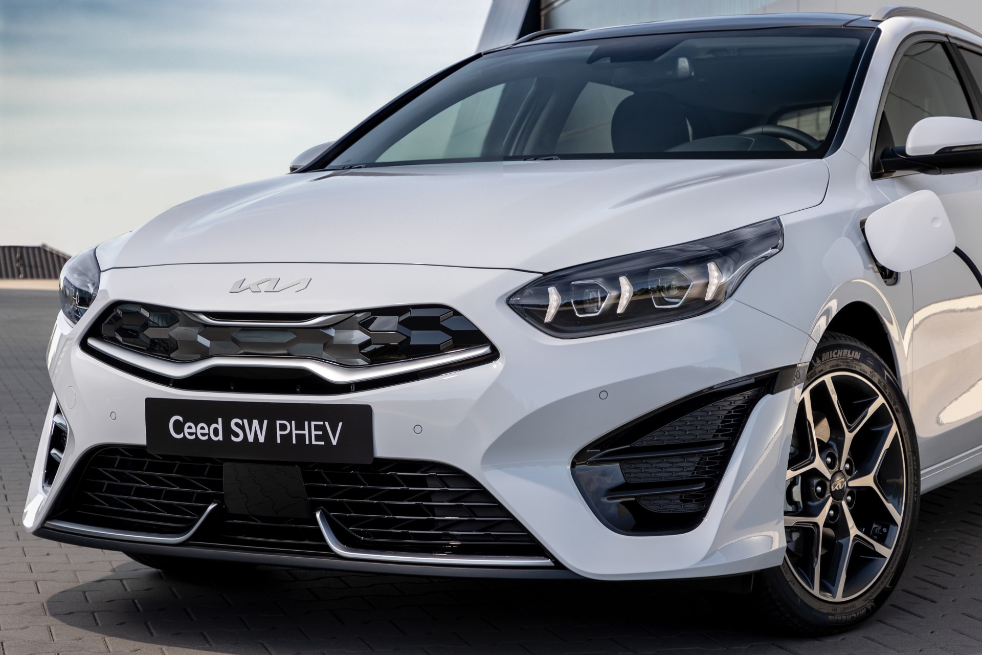 Frontal del Kia Ceed Tourer PHEV destacando su diseño sofisticado y tecnología híbrida.